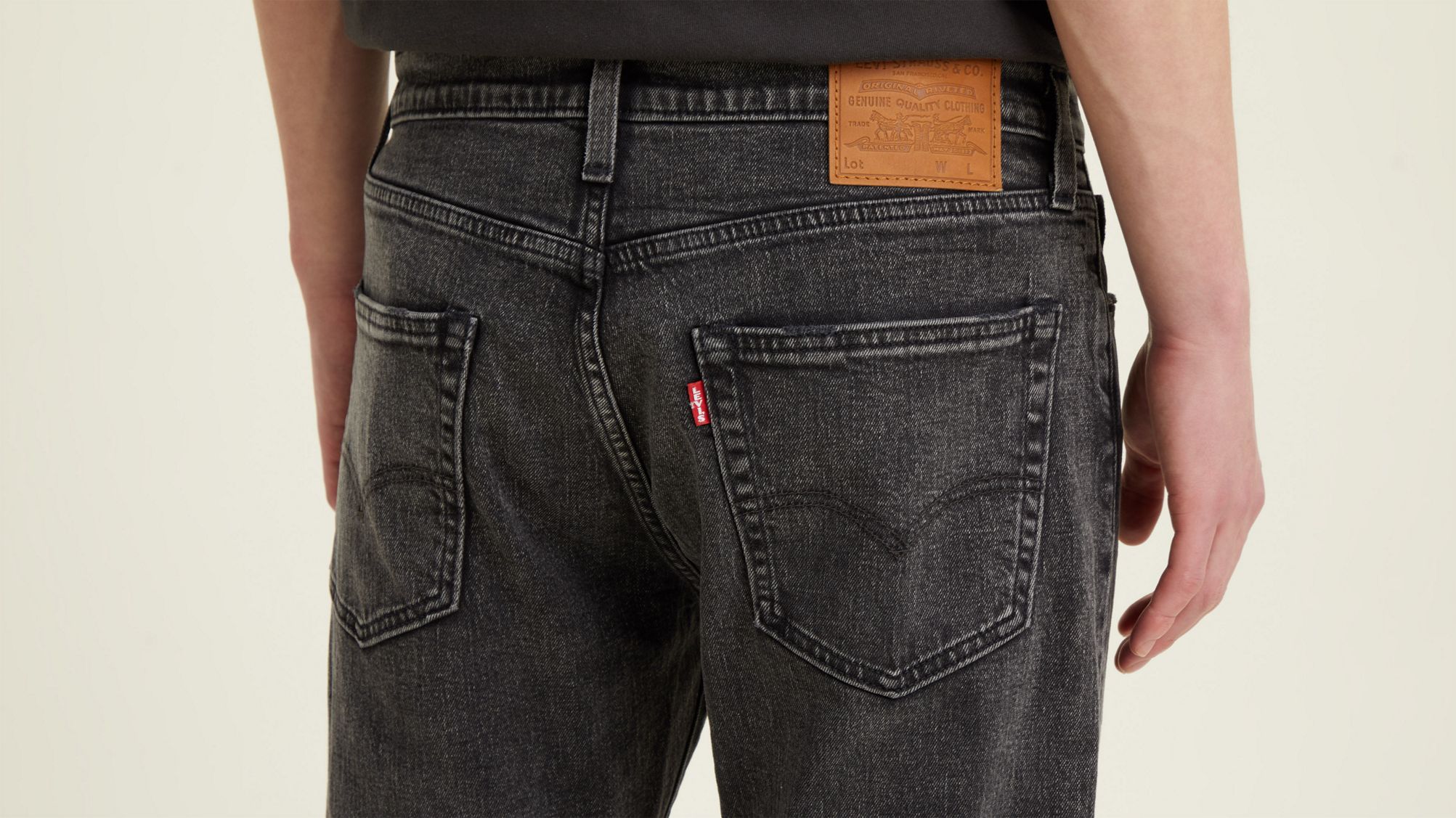 Levi’s 502 Taper - Dark Black Worn In - Hores Stores